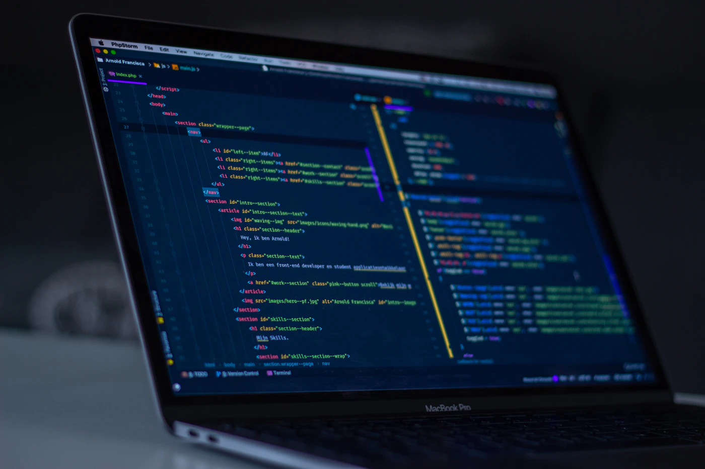 Bureau de développement avec écran affichant une interface produit et des schémas d’architecture